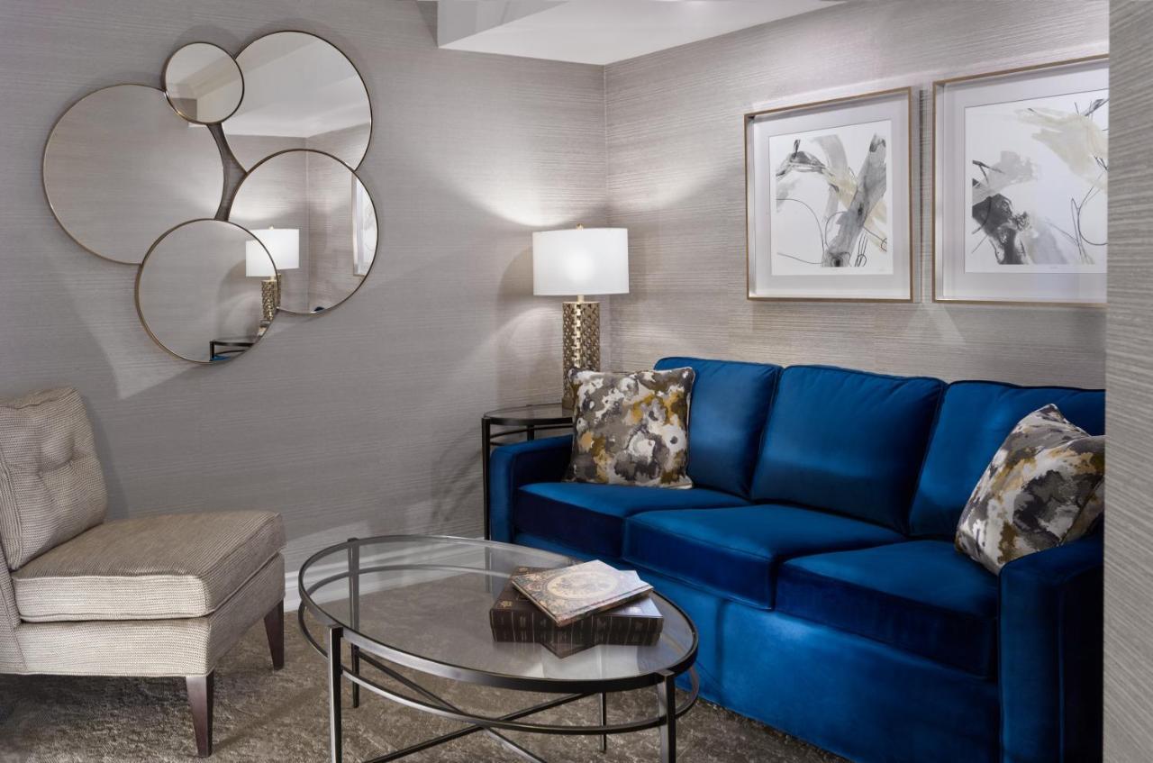 Chateau Vaudreuil Dış mekan fotoğraf A living room with a blue sofa