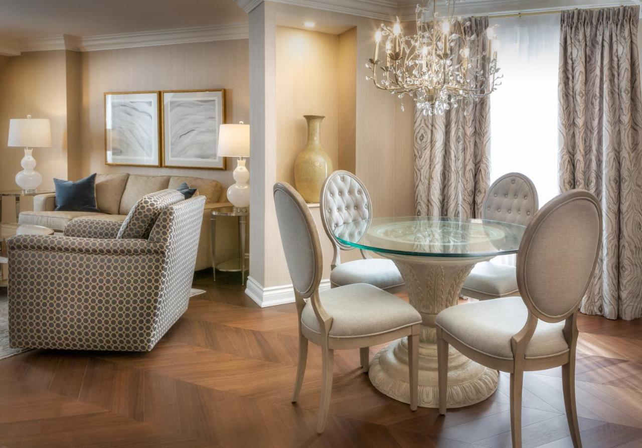 Chateau Vaudreuil Dış mekan fotoğraf A living room at The Ritz-Carlton, Chicago