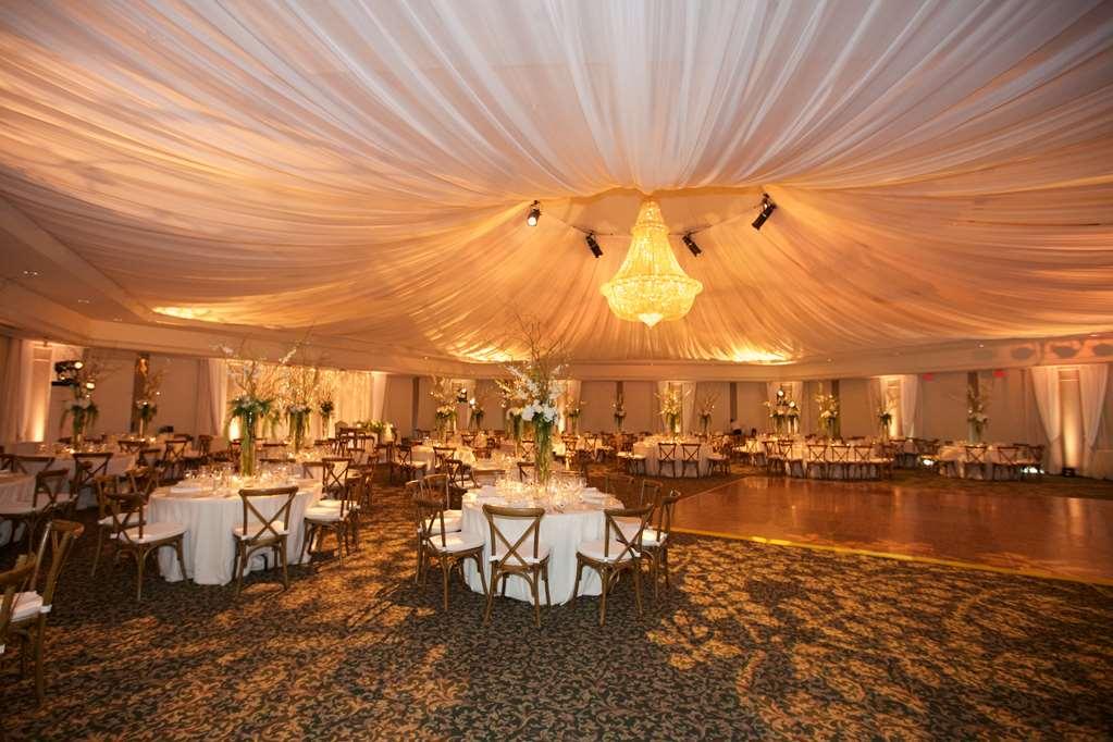 Chateau Vaudreuil Dış mekan fotoğraf The tent at the Ritz-Carlton, Laguna Niguel