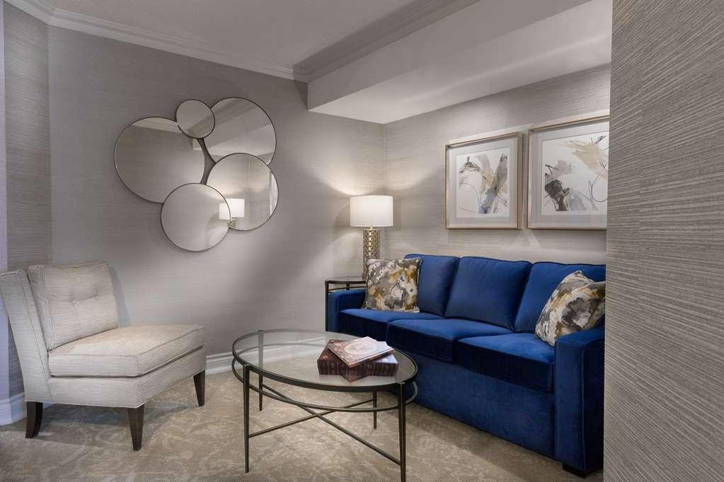 Chateau Vaudreuil Oda fotoğraf A living room at The Carlyle
