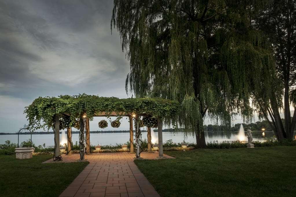 Chateau Vaudreuil Dış mekan fotoğraf The Pergola at the Lake of the Woods