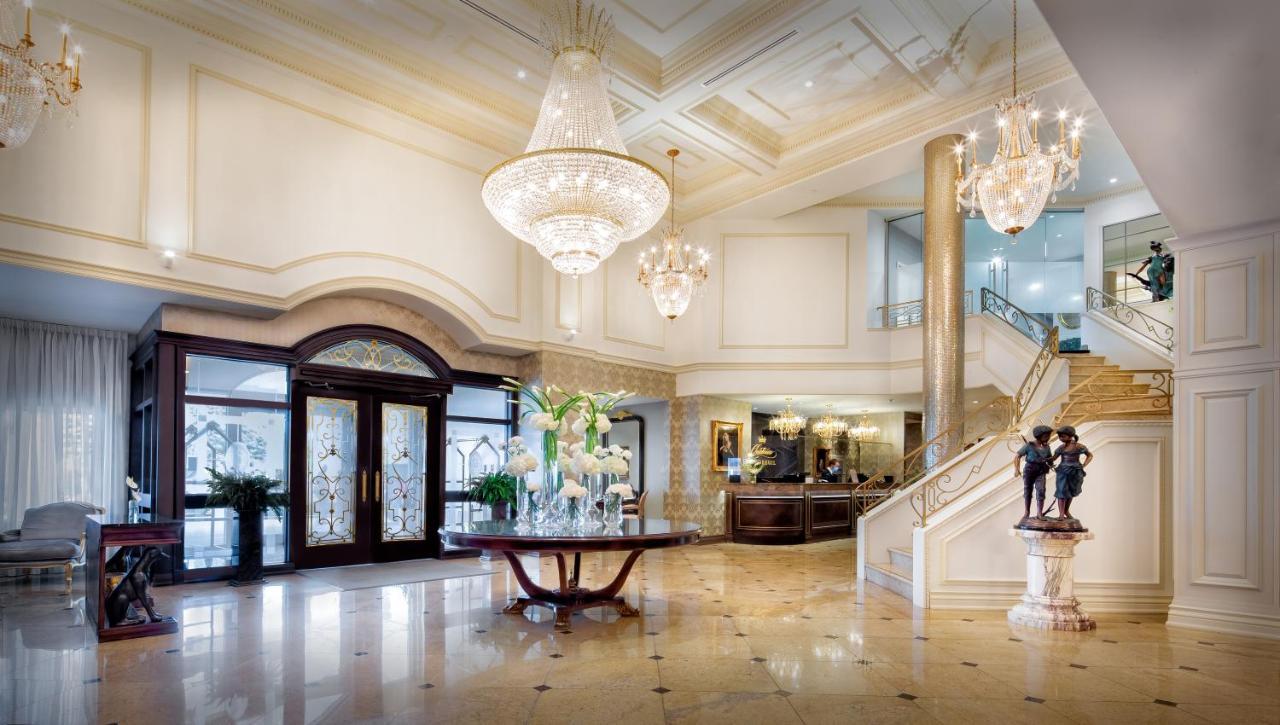 Chateau Vaudreuil Dış mekan fotoğraf The lobby of the Four Seasons Hotel