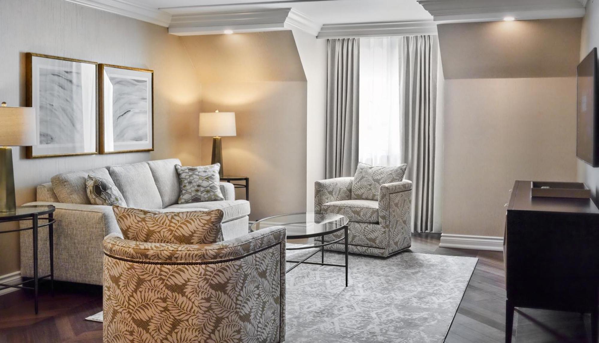 Chateau Vaudreuil Dış mekan fotoğraf A living room at the Ritz-Carlton, Boston