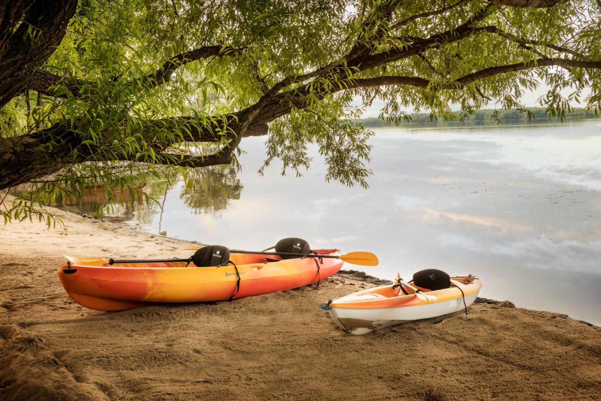 Chateau Vaudreuil Dış mekan fotoğraf Kayaks on the shore of Lake Waconia