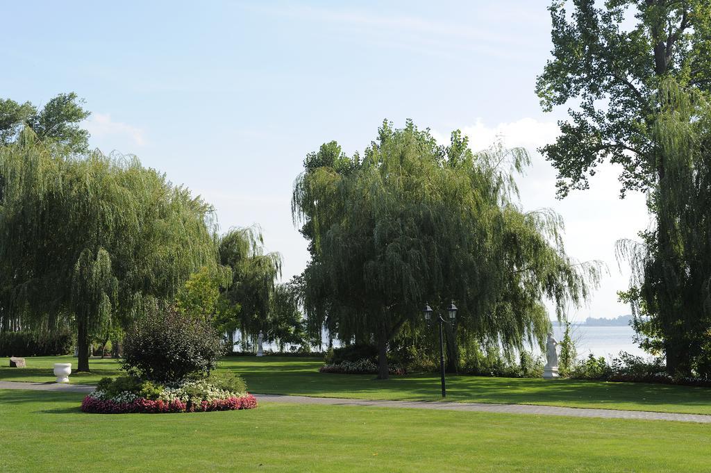Chateau Vaudreuil Dış mekan fotoğraf View of the park