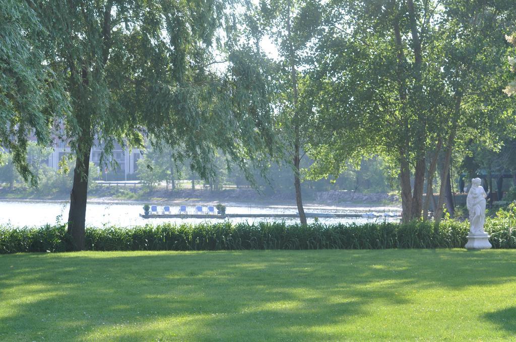 Chateau Vaudreuil Dış mekan fotoğraf The River Thames at the Serpentine Gallery